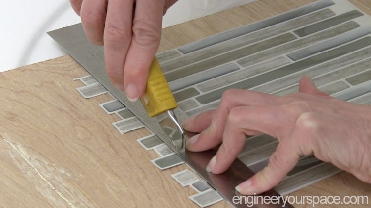 Smart-Tiles-cutting-the-tile