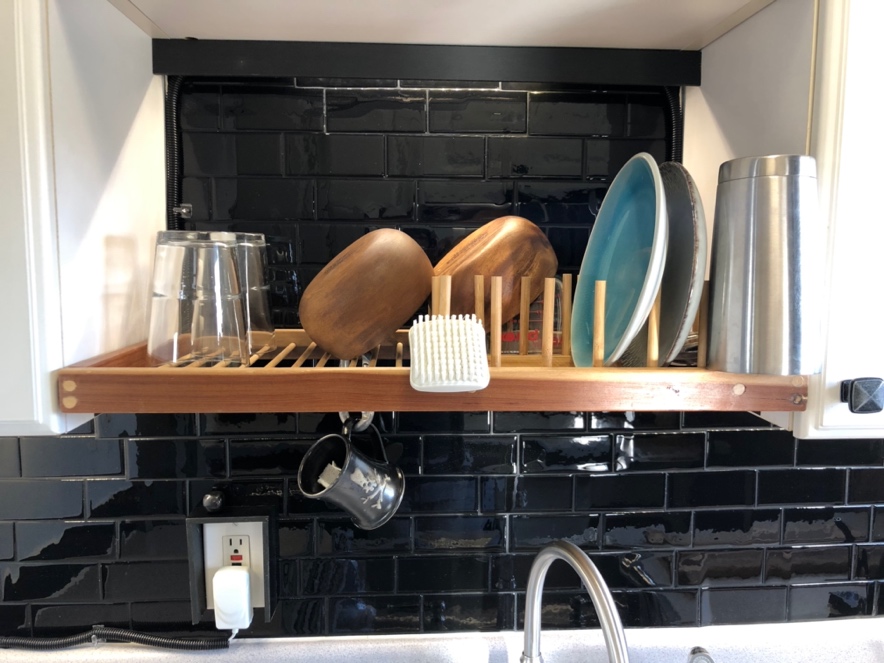 A shelf with dishes on it Description automatically generated